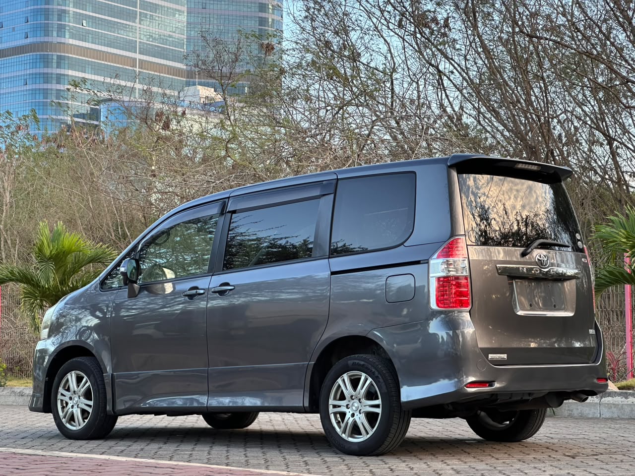 TOYOTA NOAH thumbnail 2